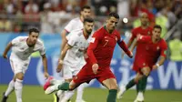 Bomber Portugal, Cristiano Ronaldo, saat mengeksekusi penalti melawan Iran di Mordovia Arena, Senin (25/6/2018). (AP Photo/Francisco Seco)