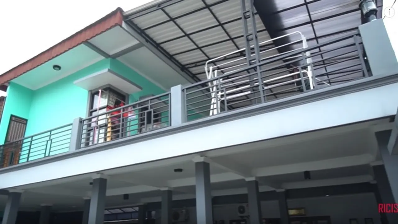 7 Potret Rumah Ayu Ting Ting, Berada di Dalam Gang