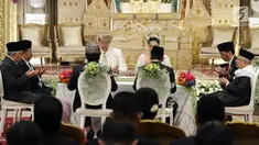 Presiden Joko Widodo (Jokowi) dan Wapres Jusuf Kalla hadir dalam akad nikah putri Ketua DPD, Oesman Sapta Odang di kawasan Kuningan, Jakarta, Jumat (8/9). Keduanya menjadi saksi pernikahan anak bungsu OSO, Putri Selaras Oesman. (Liputan6.com/Johan Tallo)
