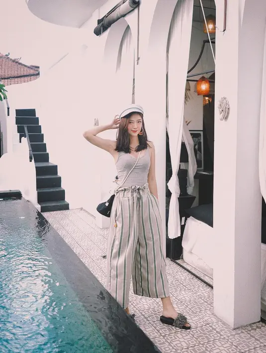 Meski hanya tampil sederhana, namun Danita selalu dapat mencuri perhatian karena ia terlihat stylish. Seperti halnya dalam potret ini, perempuan berusia 28 tahun ini nampak simple namun tetap trendi.