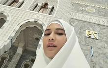 Potret Dian Sastrowardoyo Pakai Hijab Putih saat Umrah, Netizen Sebut Cantik Bak Bidadari Surga