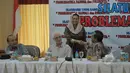 (dari kiri) Mantan Menkeu Fuad Bawasier, Budayawan Frans Magnis Suseno, politisi Yenny Wahid dan mantan Ketua MK, Mahfud MD saat acara silaturahmi tokoh bangsa bertajuk Problematika dan Solusinya di Jakarta, Kamis (26/3/2015). (Liputan6.com/Johan Tallo)