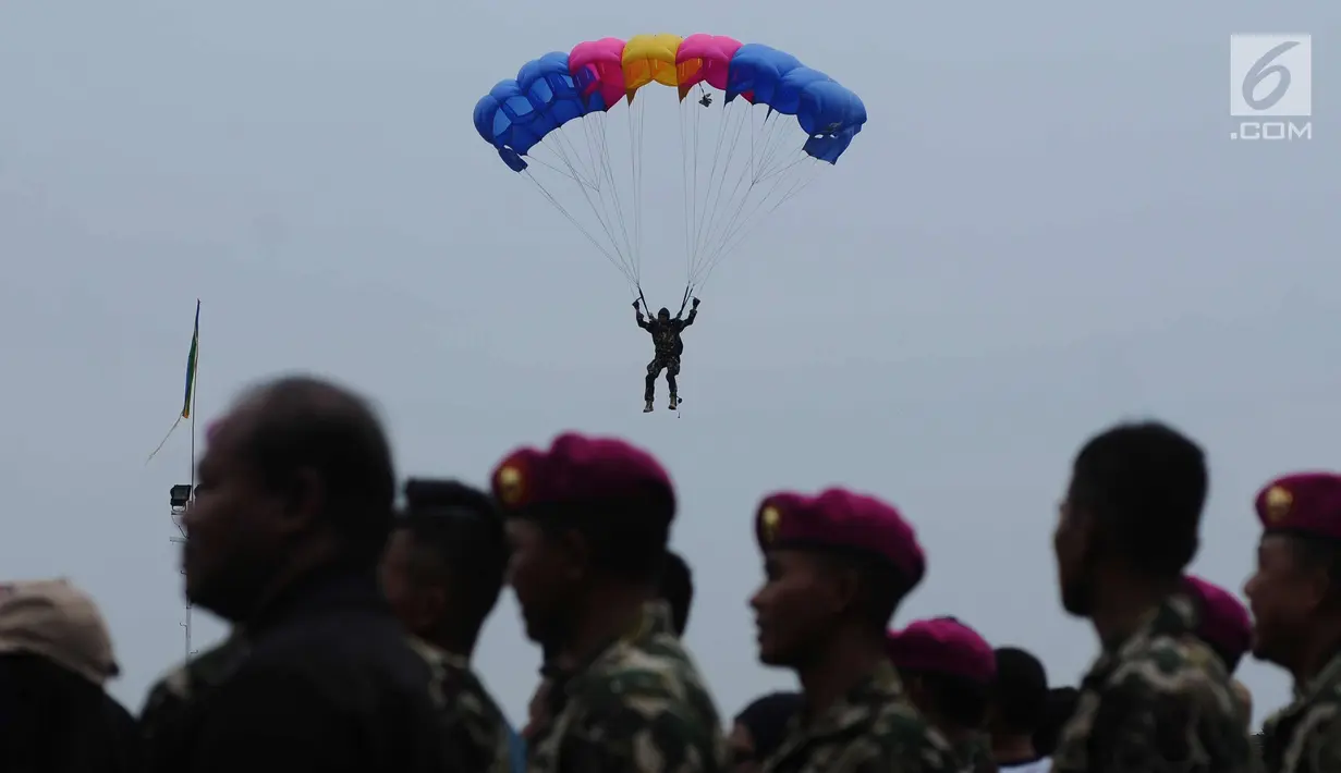 Prajurit Marinir melakukan penerjunan saat upacara HUT Korps Marinir ke-72 di Kesatrian Marinir Hartono, Cilandak, Jakarta, Rabu (15/11). HUT Marinir ke-72 bertema Marinir Prajurit Pejuang dan Profesional. (Liputan6.com/Helmi Fithriansyah)