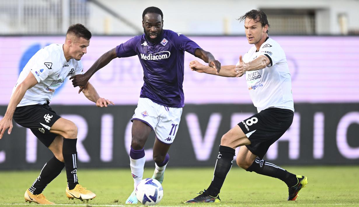 Pemain Fiorentina, Jonathan Ikone, berusaha melewati pemain Spezia pada laga Liga Italia di Stadion Alberto Picco, Minggu (30/10/2022). (Tano Pecoraro/LaPresse via AP)