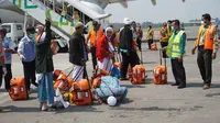 Jamaah haji melakukan sujud syukur saat sampai di debarkasi Solo. Foto: (Fajar Abrori/Liputan6.com)