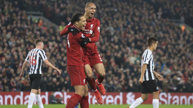 Pemain Liverpool, Virgil van Dijk bersama Fabinho merayakan kemenangan atas Newcastle pada laga Premier League di Stadion Anfield, Liverpool, Rabu (26/12). Liverpool menang 4-0 atas Newcastle. (AP/Jon Super)