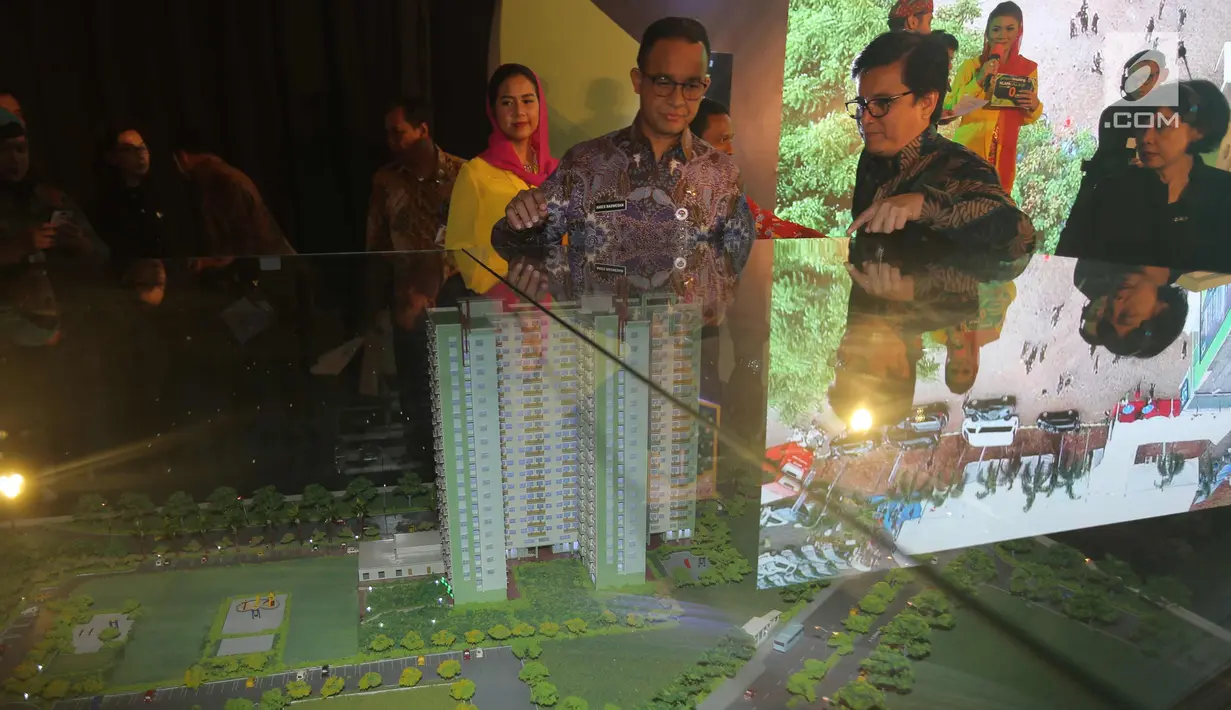 Anies Baswedan melihat maket rumah susun Klapa Village saat peletakan batu pertama atau ground breaking, Jakarta, Kamis (18/1). Proyek pertama hunian DP nol rupiah ini dibangun di tanah seluas 1,4 hektare terdiri dari dua tower. (Liputan6.com/Pool/Budi)