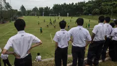 Para pelajar Sekolah Pelita Harapan menonton latihan Timnas Indonesia di Lapangan SPH Sentul, Jawa Barat, Kamis (1/12/2016). Timnas Indonesia berlatih jelang laga semifinal Piala AFF 2016 melawan Vietnam. (Bola.com/Vitalis Yogi Trisna)