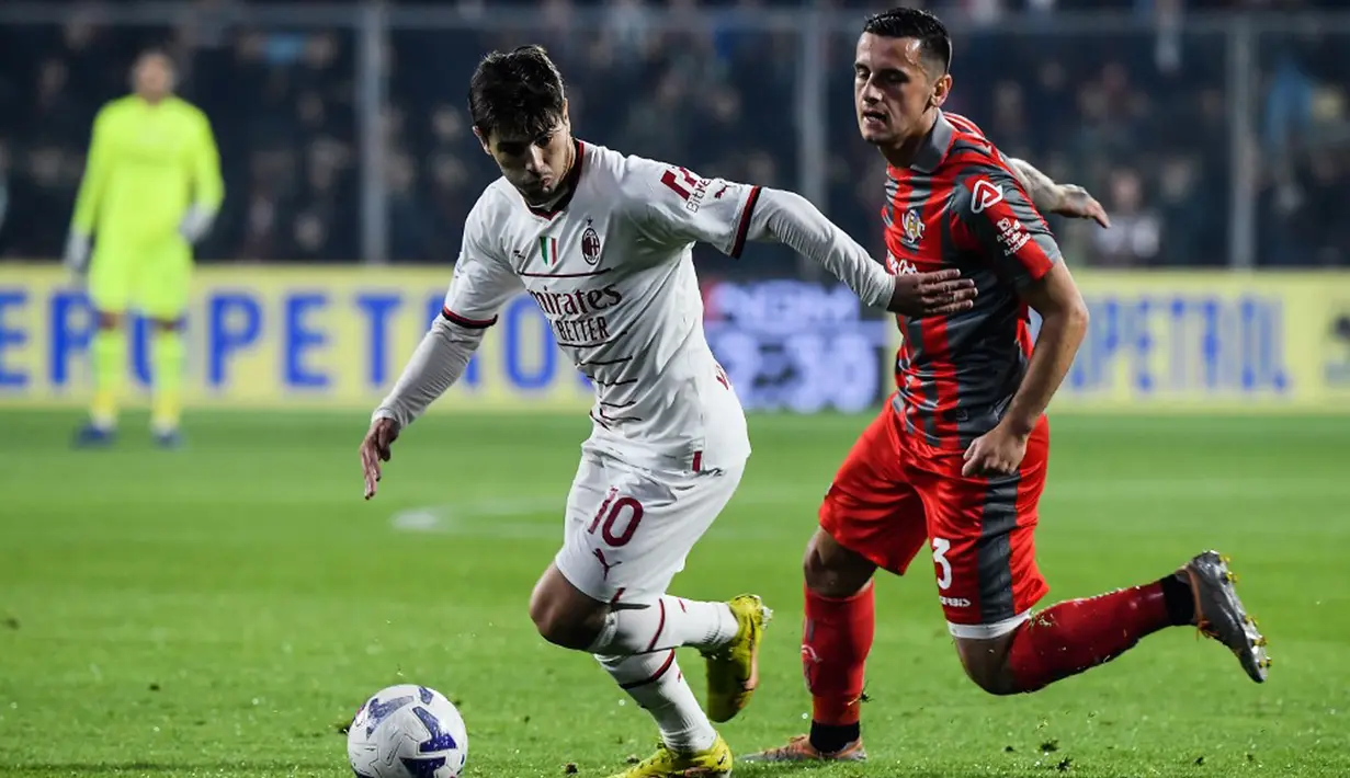Pemain AC Milan Brahim Diaz berebut bola dengan pemain Cremonese Emanuele Valeri pada pertandingan sepak bola Serie A Liga Italia di Stadion Giovanni-Zini, Cremona, Italia, 8 November 2022. Pertandingan berakhir imbang 0-0. (Filippo MONTEFORTE/AFP)