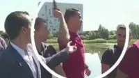 Christiano Ronaldo melempar mikrofon wartawan. (Sumber joe.co.uk)