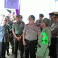 Kapolda Jawa Timur Irjen Machfud Arifin dan Pangdam V Brawijaya Mayjend I Made Sukadana memantau pelaksanaan Pilkada serentak 2017 di Kota Batu (Zainul Arifin/Liputan6.com)