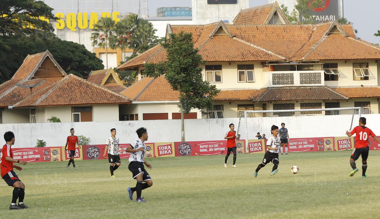 Pemain Politeknik Negeri Malang (Polinema) menggiring bola saat pertandingan melawan Universitas Negeri Malang (UM) pada laga Torabika Campus Cup 2017 di Stadion UM, Malang, Rabu, (01/11/2017). UM menang 2-0 atas Polinema. (Bola.com/M Iqbal Ichsan)