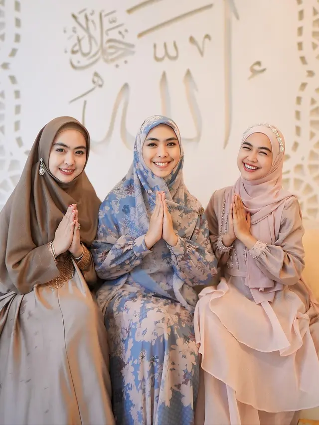 Ria Ricis dan kedua kakaknya (Instagram/okisetianadewi)