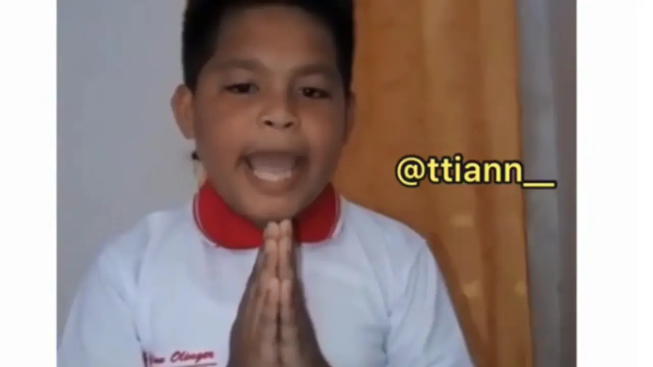 Gemas, Aksi Kocak Bocah Tirukan Demonstrasi Keselamatan di Pesawat