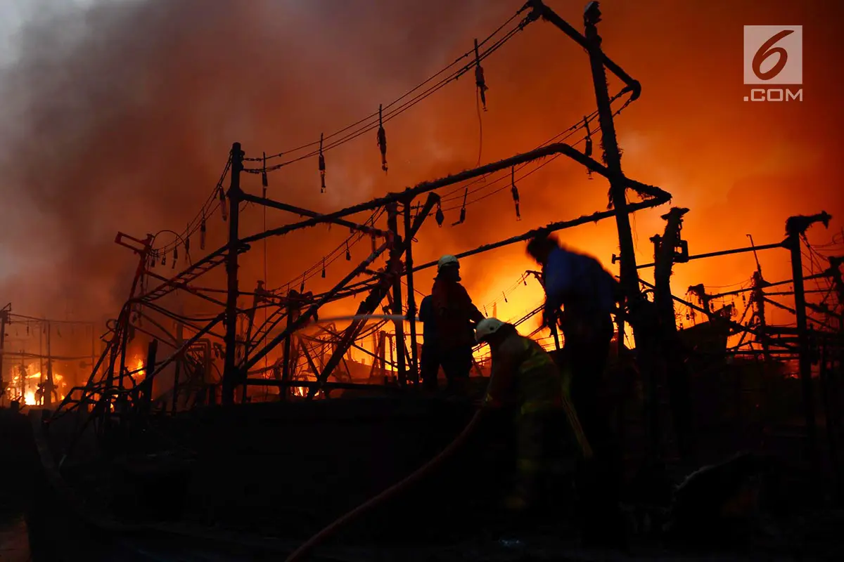 Belasan Kapal Nelayan Terbakar Dilahap Si Jago Merah