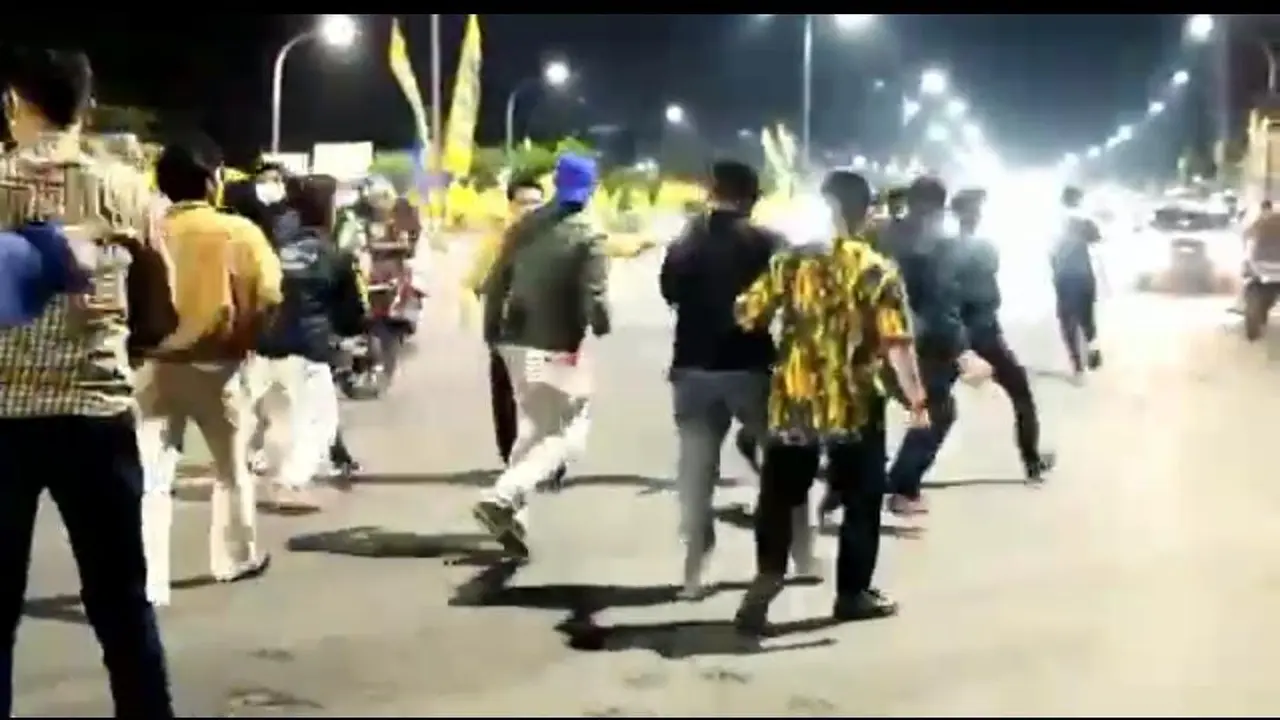Tangkapan layar video penganiayaan massa aksi di Makassar (Liputan6.com/Fauzan)