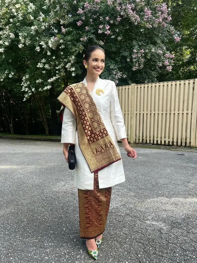 Inspirasi Model Kebaya Modern dari Enzy Storia, Pancarkan Keanggunan Penuh Pesona  (credit: instagram/enzystoria).