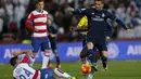 Pemain Real Madrid, Cristiano Ronaldo (kanan) mencoba melewati hadangan para pemain Granada pada lanjutan La Liga Spanyol di di Estadio Nuevo Los Carmenes, Senin (8/2/2016) dini hari WIB. (REUTERS/Marcelo del Pozo)