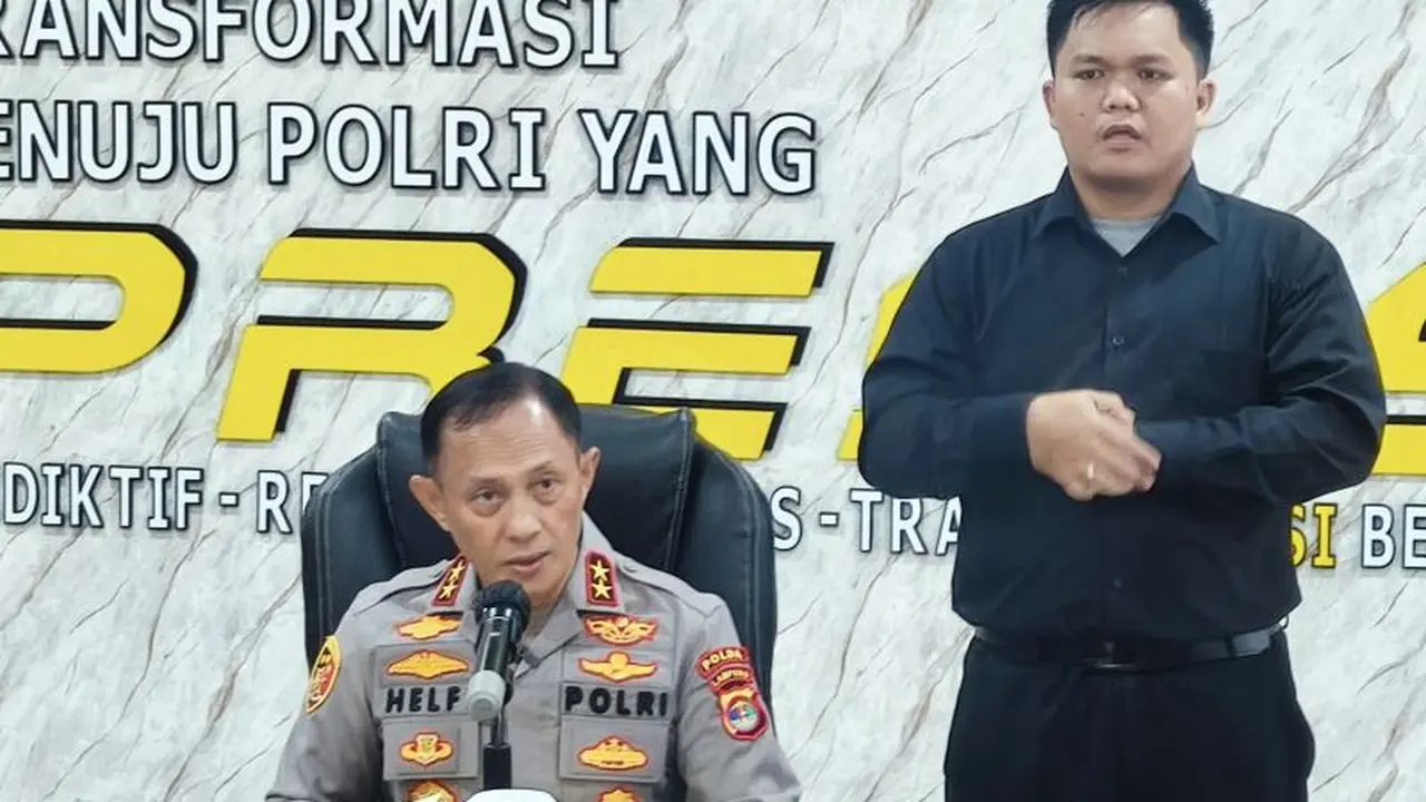 Kapolda Lampung Irjen Pol Helfi Assegaf saat memberikan keterangan di Mapolda Lampung. Jumat (16/5/2026) (Antara)