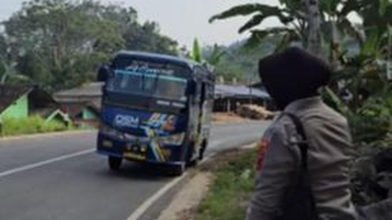 Setelah beberapa menit, Aryuni akhirnya sampai di jalan raya. Ia kemudian menunggu kedatangan bus arah Wonosobo-Purworejo. <br>