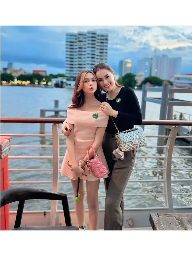 6 Potret Jennifer Dunn dan Chantal yang Kini Sudah Remaja, Ibu-Anak Kompak
