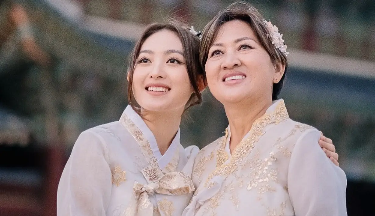 Dalam keterangan fotomya, dia mengucapkan kalimat manis untuk sang ibunda. "Cinta terbaik Mama," tulisnya. (Foto: Instagram/ natashawilona12)