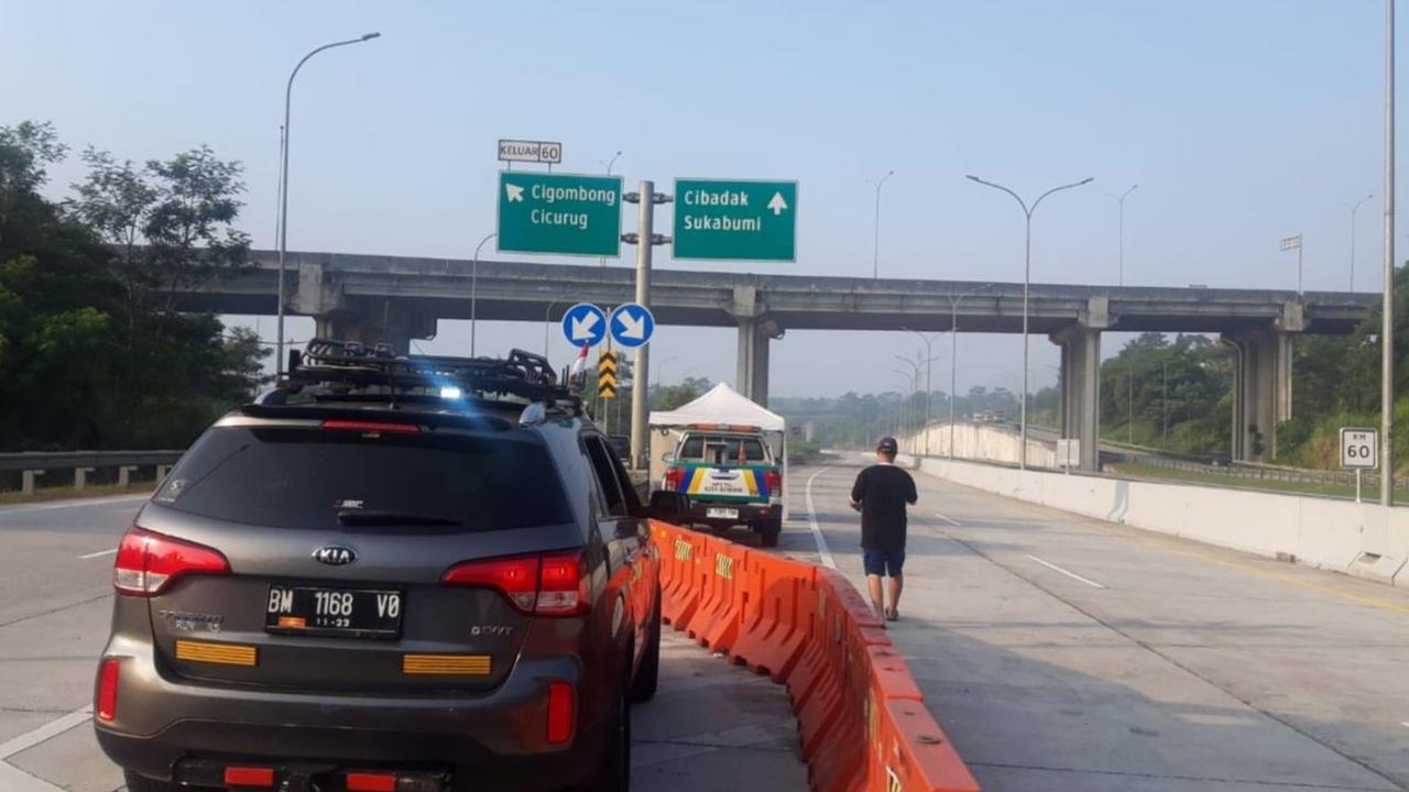 Sontak, hal itu memicu kekecewaan sejumlah pengendara yang ingin melintas.