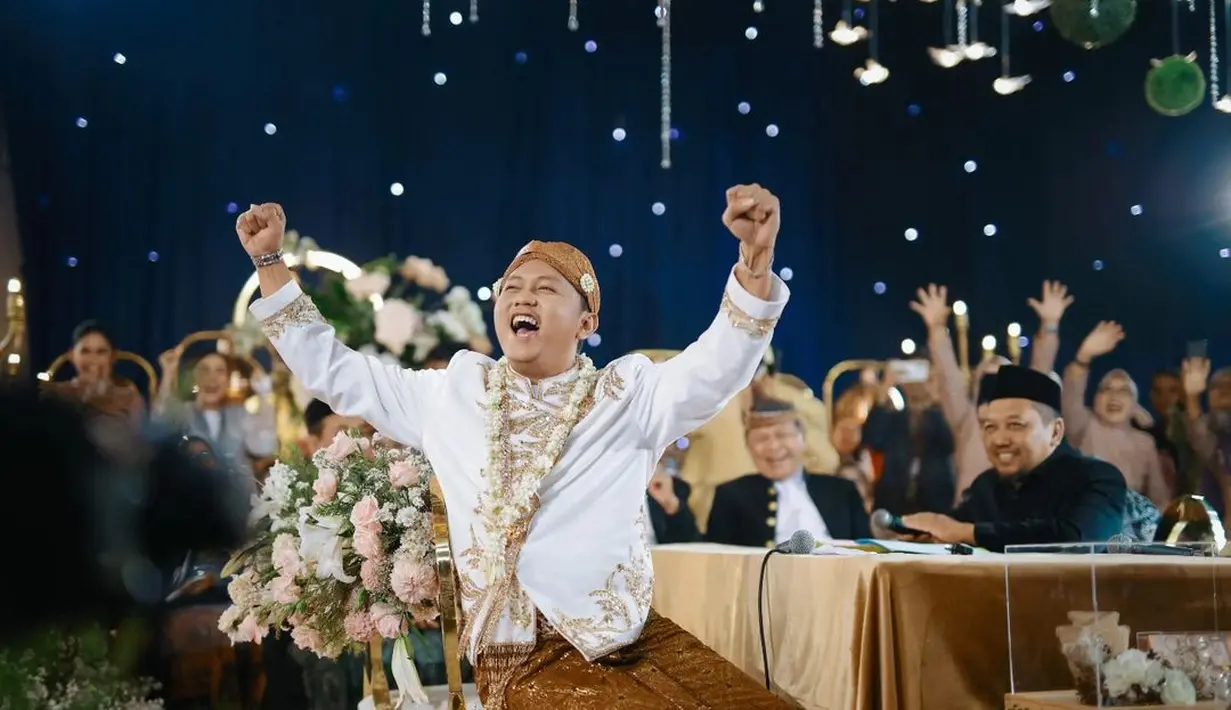 Penyanyi kelahiran Ngawi itu resmi mempersunting selebgram yang juga pernah menjadi model video klipnya. Ekspresi bahagia pemilik nama Deni Setiawan, S.E. itu ketika telah dinyatakan akad nikahnya sah. [Instagram/denny_caknan]