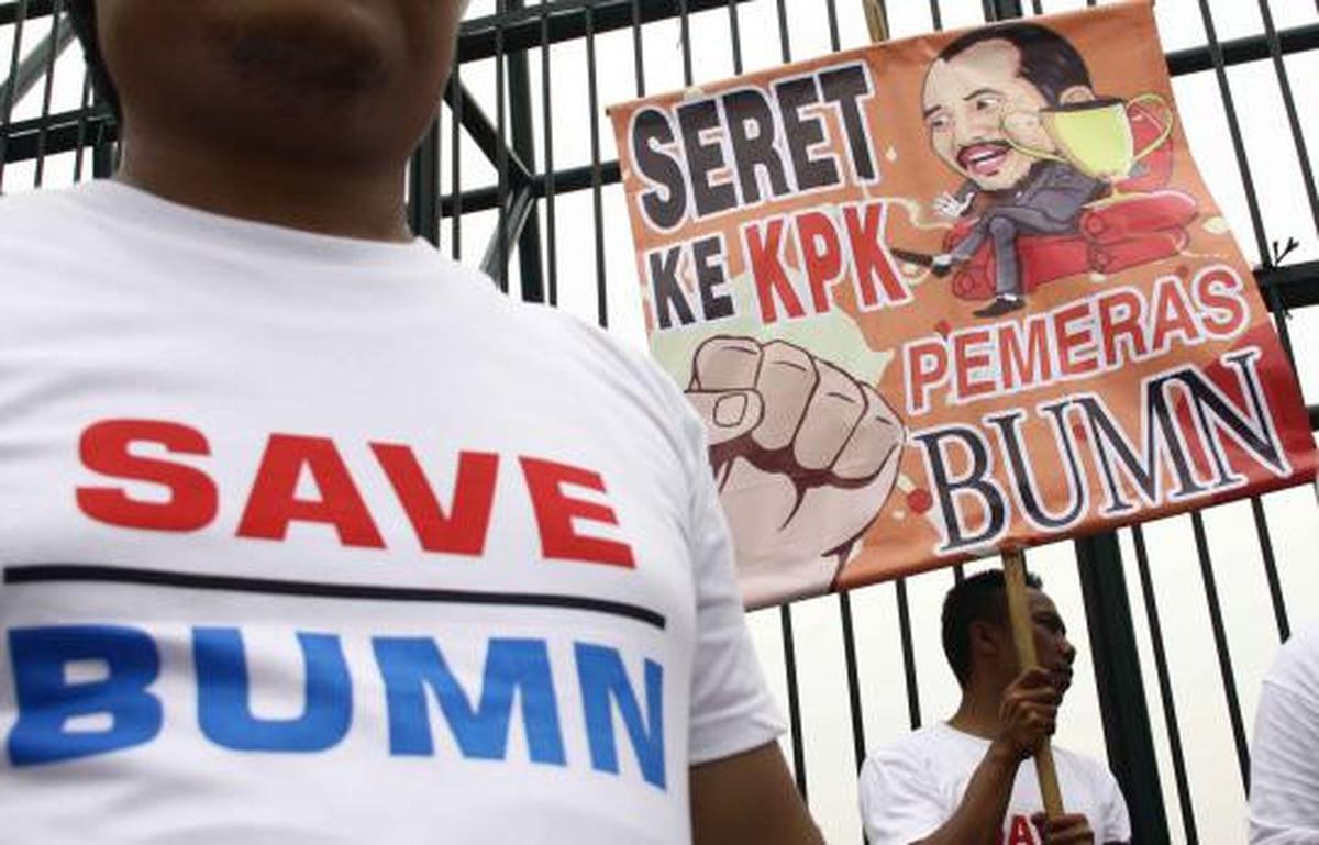 Puluhan massa gelar aksi Save BUMN di DPR