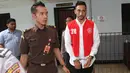Aktor Restu Sinaga dibawa ke ruang tahanan khusus setibanya di PN Jakarta Selatan, Kamis (13/10). Restu Sinaga akan menjalani sidang perdana atas kasus kepemilikan narkoba pada Juni lalu. (Liputan6.com/Herman Zakharia)
