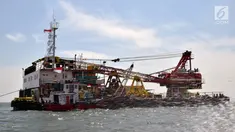 Aktivitas kapal tongkang proyek pengerukan di Tanjung Mas, Semarang, Jawa Tengah, Jumat (25/8). KPK menangkap Dirjen Perhubungan Laut Kemenhub Antonius Tonny Budiono terkait kasus suap proyek pengerukan di Tanjung Mas. (Liputan6.com/Gholib)