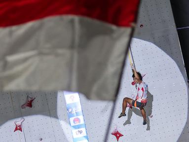 Atlet panjat tebing Indonesia, Raharjati Nursamsa melakukan selebrasi setelah memenangkan nomor speed putra Kejuaraan Dunia Panjat Tebing IFSC 2023 seri Jakarta melawan atlet panjat tebing China, Xinshang Wang di Lot 6, Kompleks Stadion Utama Gelora Bung Karno, Jakarta, Indonesia, Minggu (07/05/2023). Raharjati berhasil mencatatkan waktu 5,11 detik. (Bola.com/Bagaskara Lazuardi)