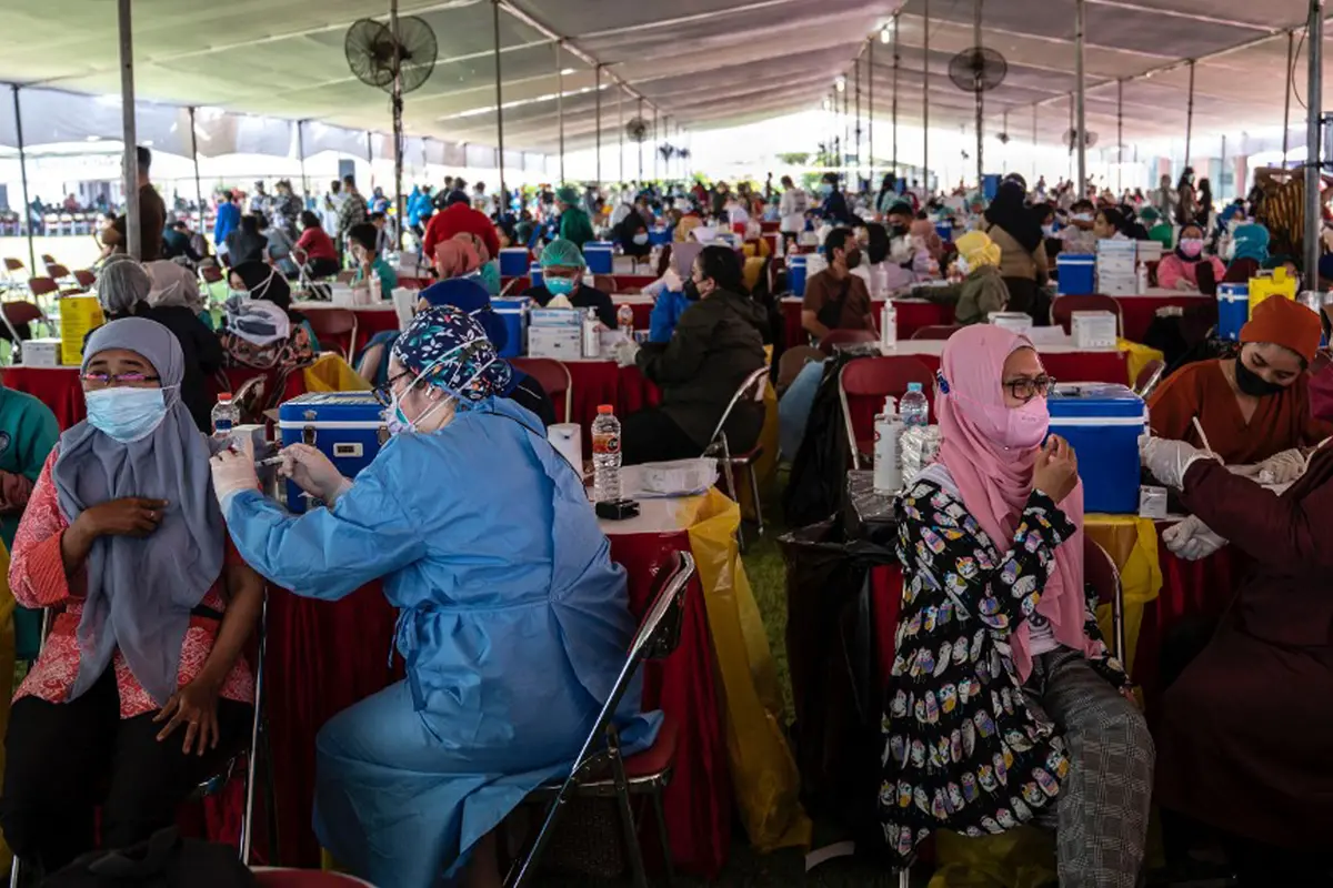 FOTO: Pusat Vaksinasi COVID-19 Massal Darurat di Surabaya