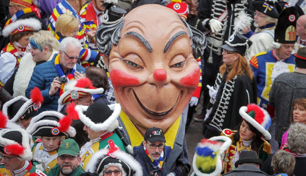 Sebuah " Schwellkopp " atau kepala besar meramaikan karnaval di Mainz, Jerman, Rabu (11/11/2015). Orang Jerman menamakan karnaval ini dengan sebutan karnaval orang - orang bodoh. (AFP PHOTO/Fredrik VON Erichsen