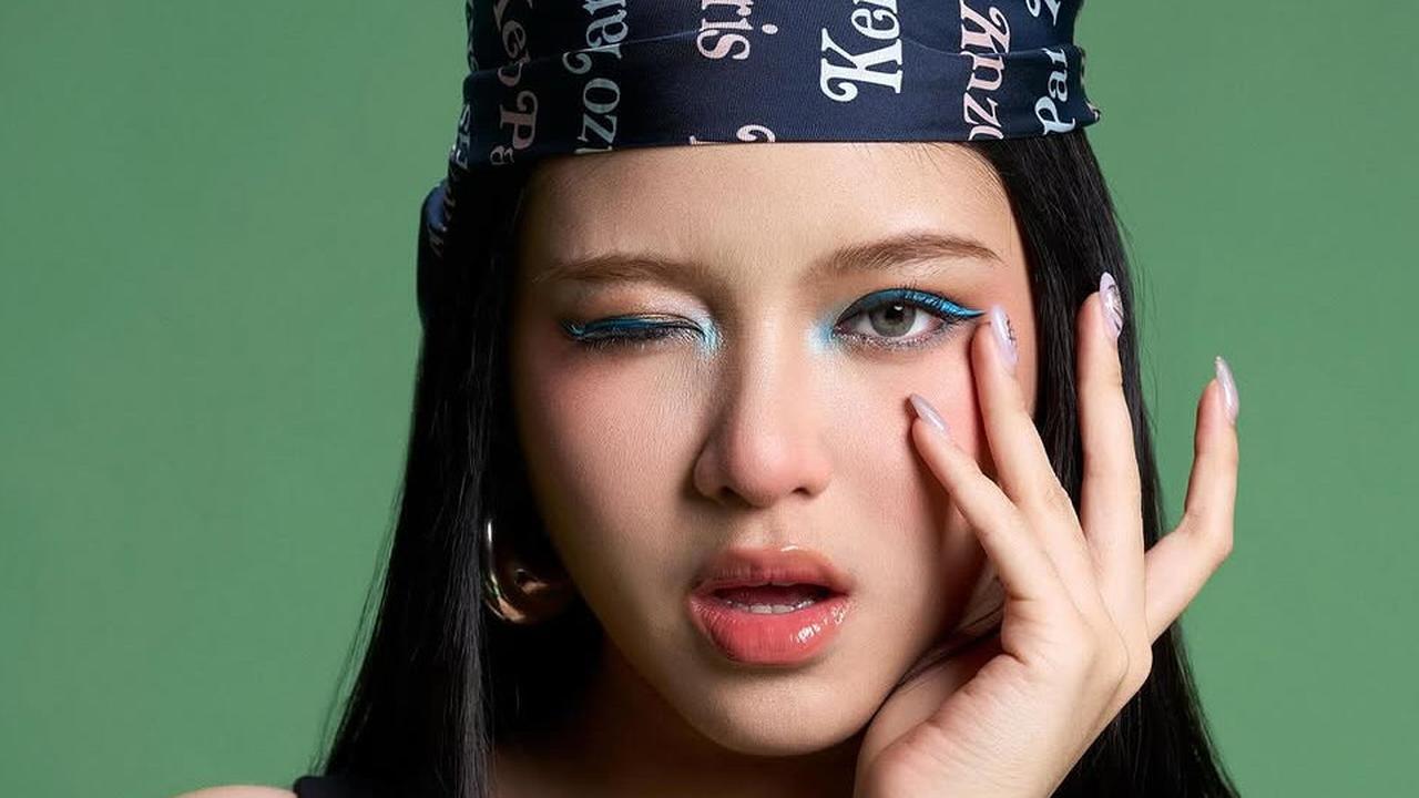4 Pesona Tiara Andini di Pemotretan Terbaru, Tampil Fresh dengan Riasan Biru Memukau