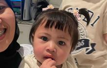 Ketika 'Jenderal' Rini Sudah Beri Instruksi, Baby Lily Auto Sigap Ikuti Perintah Duduk dengan Benar