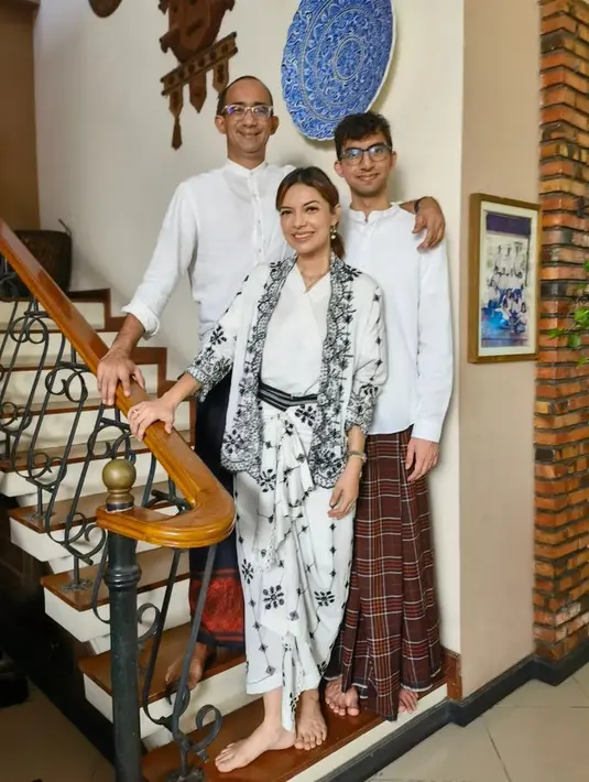 Najwa Shihab tampil monokromatik dengan kebaya yang dijadikan outerwear dari Lulu Lutfi Labibi. Dipadukan dengan kain drappery khas sang desainer. [Foto: @najwashihab]