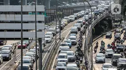 Sejumlah pengendara kendaraan bermotor mengalami kemacetan lalu lintas di Tol Dalam Kota dan Jalan Gatot Subroto Jakarta, Selasa (19/5/2020). Meski masa pembatasan sosial berskala besar (PSBB) masih berlangsung, kemacetan lalu lintas masih terjadi di Ibu Kota. (Liputan6.com/Faizal Fanani)
