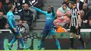 Penyerang Arsenal, Alexandre Lacazette melakukan selebrasi usai mencetak gol ke gawang Newcastle United pada lanjutan Liga Inggris di St James 'Park, (15/4). Newcastle menang atas Arsenal 2-1. (Owen Humphreys/PA via AP)