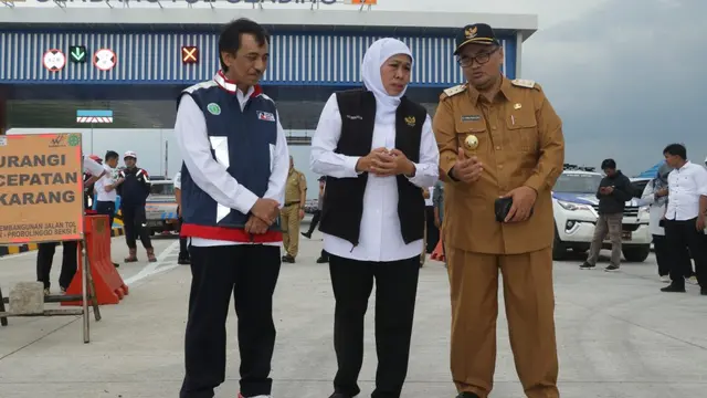Gubernur Jawa Timur Khofifah Indar Parawansah (Tengah) tinjau tol Paspro Exit Tol Gending (Istimewa)