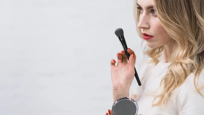 Perempuan Sedang Mengenakan Makeup