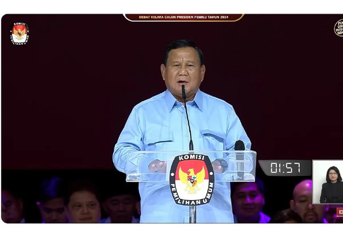 Calon Presiden (Capres) nomor urut 02 Prabowo Subianto saat membacakan visi misi di debat Pilpres 2024 terakhir yang digelar Minggu (4/2/2024) di Jakarta Convention Center (JCC), Senayan, Jakarta Pusat.