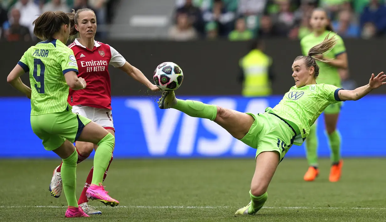 Pemain Wolfsburg, Jill Roord berusaha mengontrol bola pada laga leg pertama semifinal Liga Champions Wanita 2022/2023 melawan Arsenal di Volkswagen Arena, Wolfsburg, Jerman, Minggu (23/04/2023). Laga berakhir dengan skor 2-2. (AP Photo/Martin Meissner)