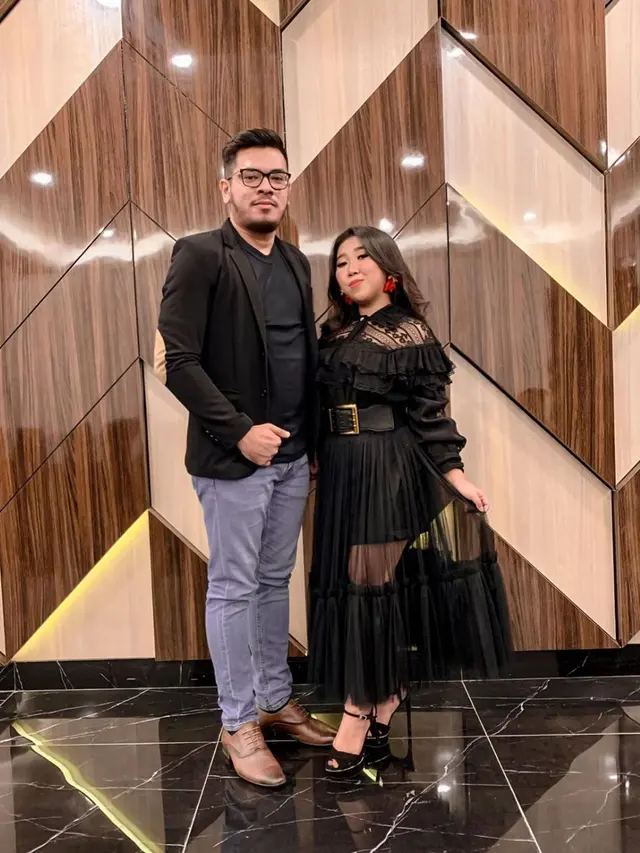 Jarang Tersorot, Ini 6 Potret Kompak Komika Kiky Saputri Bareng Kekasihnya