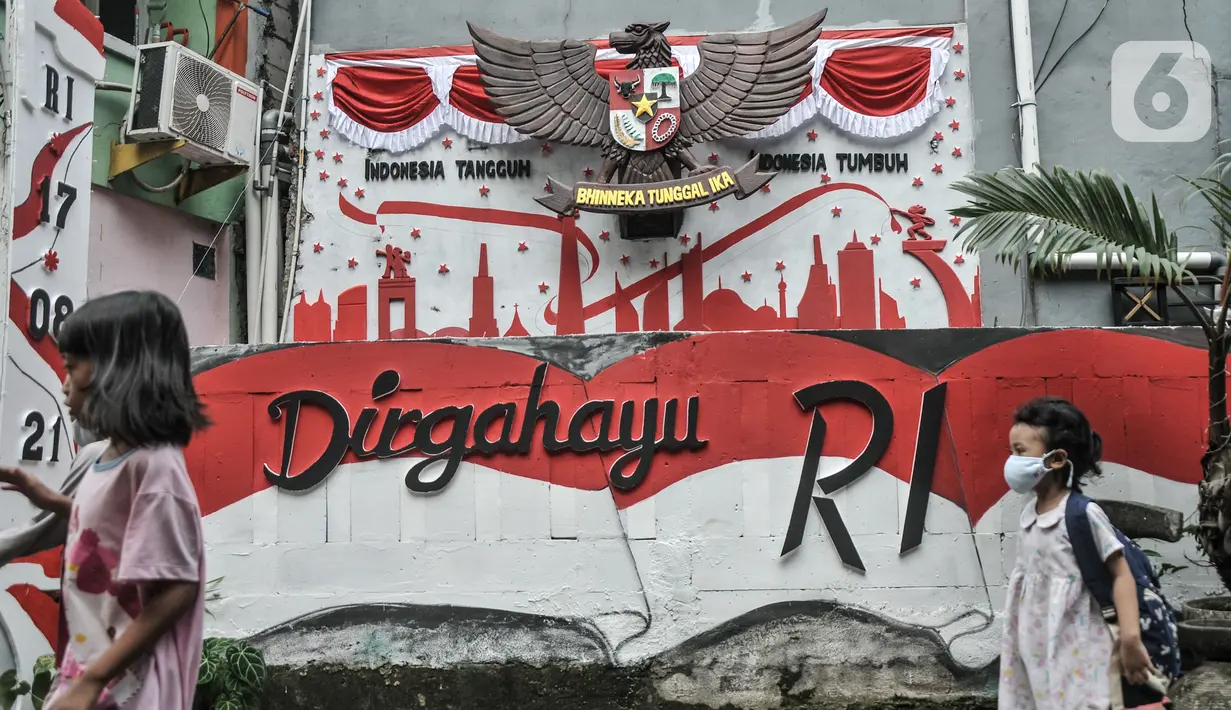 Anak-anak bermain di "Kampung Merdeka" RW 04 Kelurahan Kebon Melati, Tanah Abang, Jakarta, Rabu (11/8/2021). Warga setempat menyulap permukiman padat yang berada di antara gedung bertingkat itu menjadi "Kampung Merdeka". (merdeka.com/Iqbal S Nugroho)