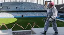 Pekerja saat menyelesaikan proyek pembangunan Stadion Nizhny Novgorod, Rusia, Selasa (19/9/2017). Stadion ini merupakan salah satu dari 12 stadion yang akan digunakan untuk perhelatan akbar Piala Dunia 2018 di Rusia. (AFP/Francois Xavier Marit)