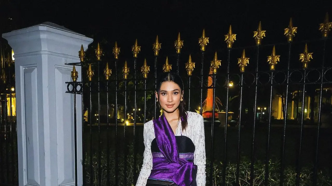 Luna Maya & Mikha Tambayong di Istana Berbatik