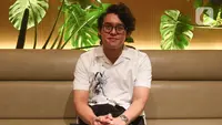 Penyanyi Ardhito Pramono berpose seusai rilis album perdana di kawasan Senopati, Jakarta, Rabu (13/7/2022). Ardhito Pramono merilis album full perdana yang diberi nama Wijayakusuma. (Liputan6.com/Herman Zakharia)