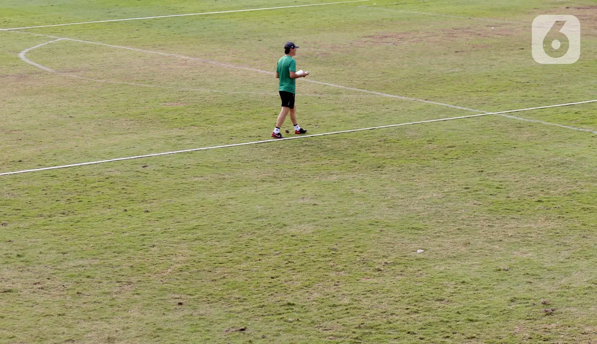 Pelatih Timnas U-19 Indonesia, Shin Tae-yong memimpin latihan di Lapangan A Gelora Bung Karno, Jakarta, Selasa (30/8/2022). Timnas U19 Indonesia akan tampil di Kualifikasi Piala Asia U20 2023 pada 14-18 September mendatang. Indonesia berada di Grup F bersama Vietnam, Hongkong, dan Timor Leste. (Liputan6.com/Helmi Fithriansyah)