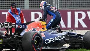 Pembalap Red Bull Racing asal Belanda, Max Verstappen, keluar dari mobilnya setelah mengalami kecelakaan saat sesi kualifikasi Grand Prix Formula Satu Australia di Sirkuit Albert Park di Melbourne pada 7 Maret 2026. (Paul Crock/AFP)